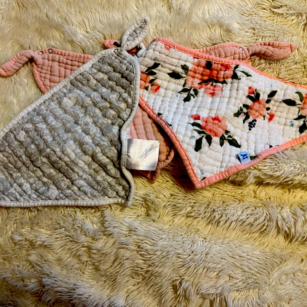 Little Unicorn cotton muslin snap back bibdanas